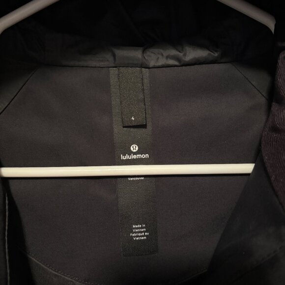 Lululemon womens rain coat with hood and cingable waist, like new - Picture 3 of 5